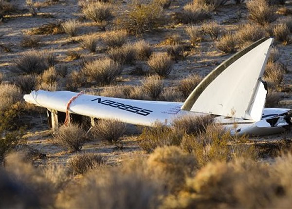太空船残骸散落于沙漠