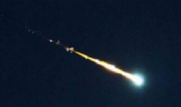 目击者称,该飞行物比平常见到的流星明亮,发出青白光和绿色光。