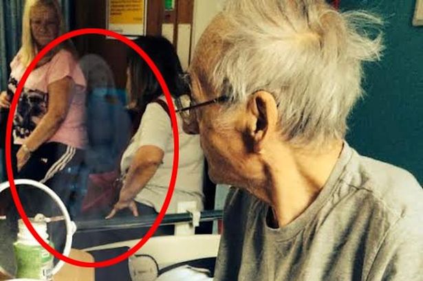 美国病危老人照片中惊现白衣金发女子“鬼魂”作祷告状 老人奇迹般好转