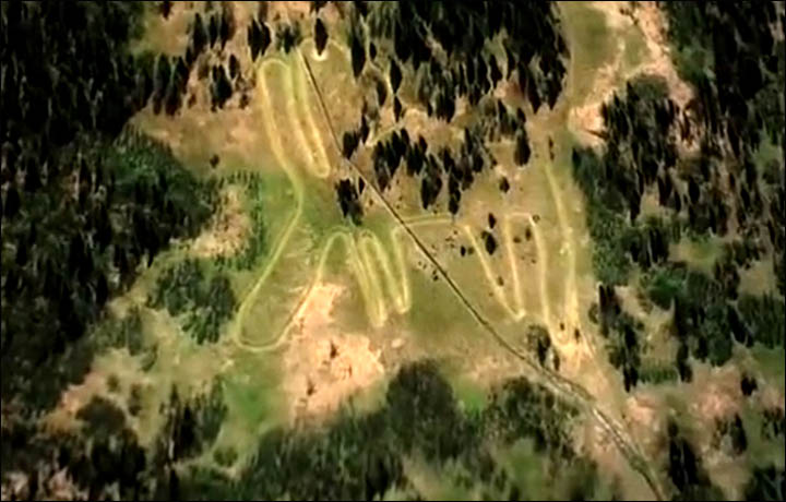 2011年,研究人员通过卫星图像观测到俄罗斯乌拉尔山脉南部有一个巨大的麋鹿地质印痕,此前有人甚至认为是外星人的作品。目前,最新研究结果表明,这一宏伟的远古遗址出