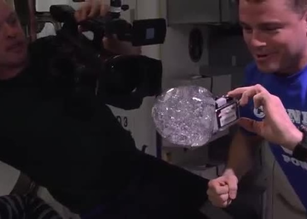 太空人把相机放入水滴中