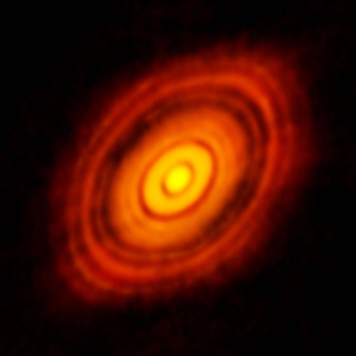 这是ALMA截至目前所拍摄最清晰的影像，比NASA(美国航太总署)/ESA(欧洲太空总署)哈柏太空望远镜例行性在可见光下拍到的影像还清晰。影像显示环绕年轻恒星H