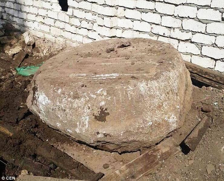 图中是挖掘发现的石柱底座,埃及警方表示,两个星期前7个盗墓贼在挖掘Al-Badrashin住宅的后花园,但是他们挖掘时却陷入麻烦之中,挖掘的洞穴灌入大量的水,惊