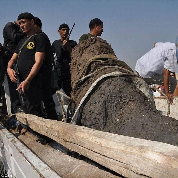 如图所示,这是考古学家在该遗址发现的雕像碎片,它大约1.8米高,是在一个粉红色花岗岩上雕刻,目前考古学家将对该雕像残骸进行深入研究分析。