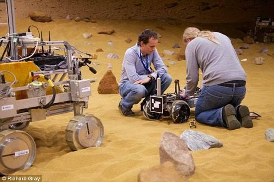 当前服役的火星车运行速度非常慢,例如:好奇号火星车,移动时速仅0.13公里,欧洲空巴防务航天公司机器人系统工程师埃利-阿卢伊斯说:“我们正在研究下一代火星勘测任