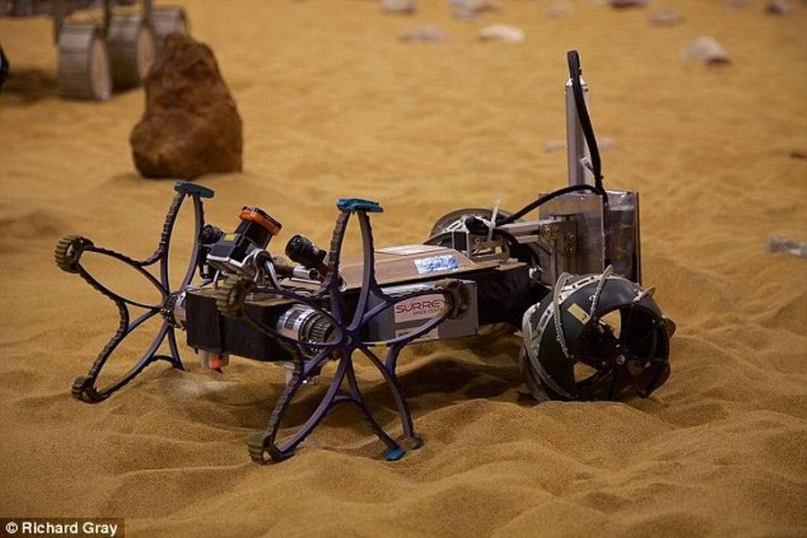 如图所示,这款智能搜索机器人可以在主探测器前方运行,评估火星表面松散沙层和可能具有威胁性的岩石。它使用激光扫描仪和土壤分析设备,能够告诉主探测器前方路径是否安全