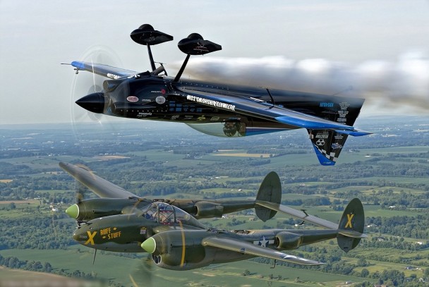 霍兰特(上)的飞机在另一飞机上方倒转飞。