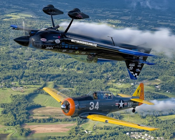 两机均以高速飞行。