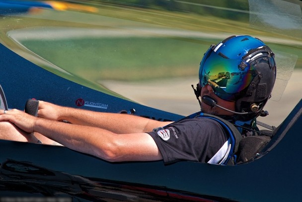 霍兰特是4届美国全国特技飞行冠军。