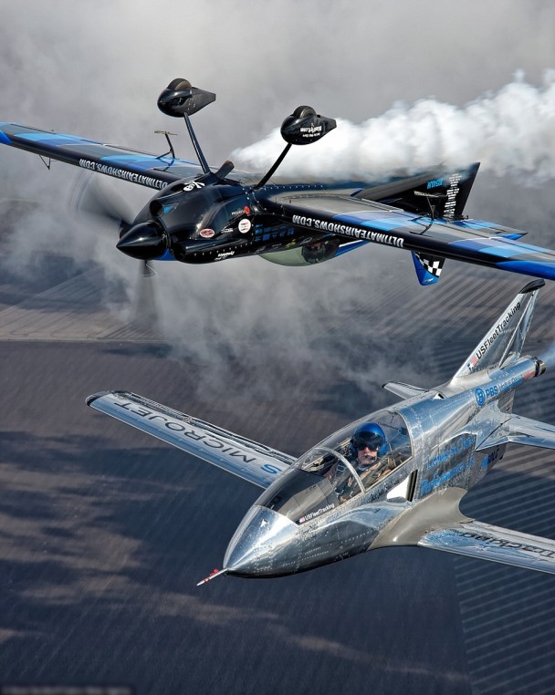 霍兰特(上)称从不害怕作此特技飞行。