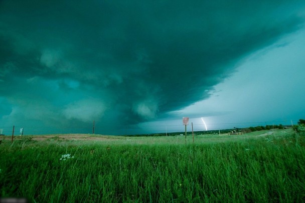 希金斯在俄克拉何马州追风时险死,但他仍拍下这张照片。
