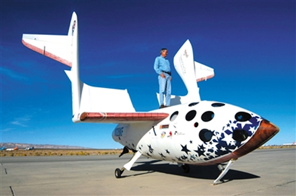 伯特·鲁坦和他设计的“太空船1号”。