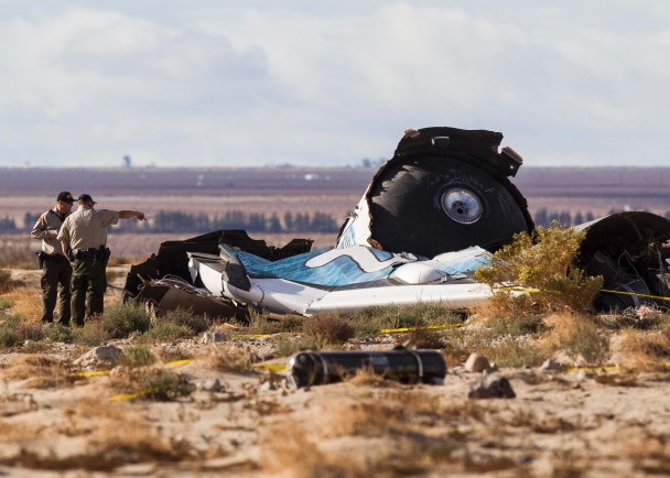 调查人员在出事现场调查