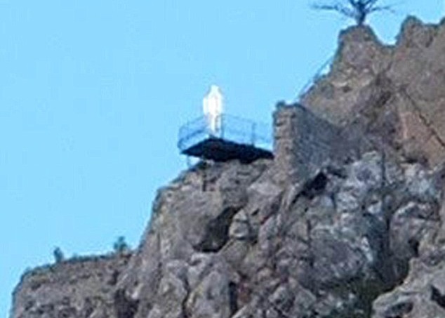 他们所见的“鬼魂”相信只是放在观景平台、真人大小的武士纸牌。