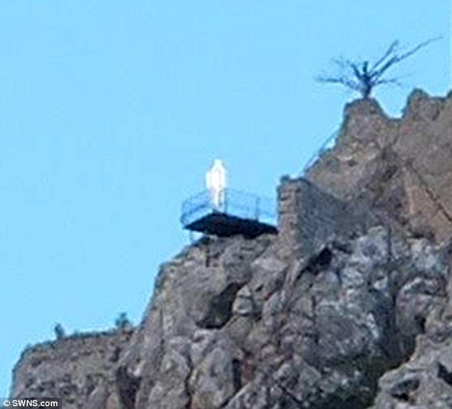 ���صİ�ɫ����վ��һ��������ͷ���Ϸ���ʥϣ�����̳Ǳ���Saint Hilarion Castle���Ĳt��̨�ϡ�