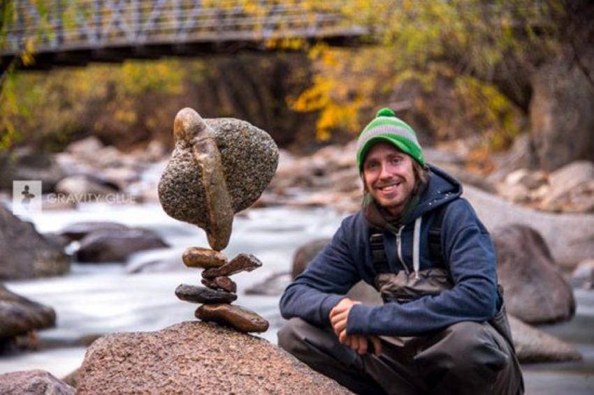 加拿大艺术家展示仅靠重力维持平衡的叠石块绝技