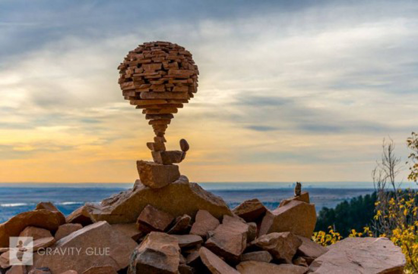 加拿大艺术家展示仅靠重力维持平衡的叠石块绝技