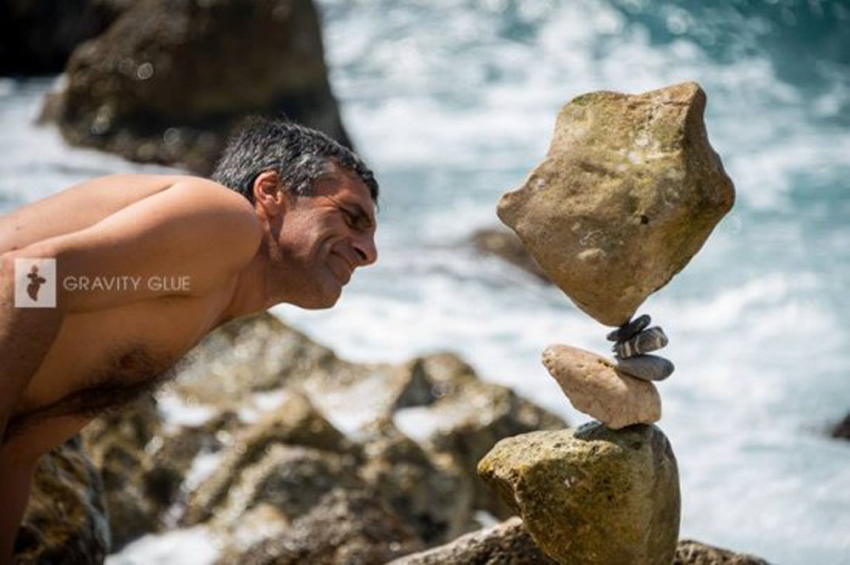 加拿大艺术家展示仅靠重力维持平衡的叠石块绝技