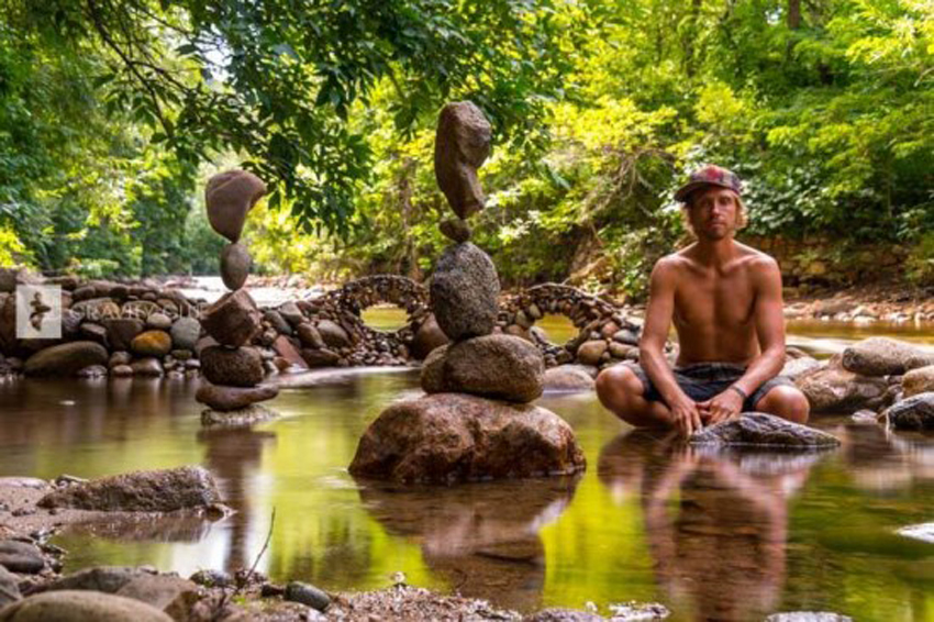 加拿大艺术家展示仅靠重力维持平衡的叠石块绝技