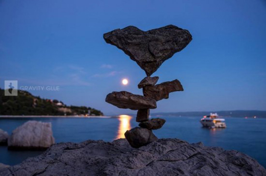 加拿大艺术家展示仅靠重力维持平衡的叠石块绝技