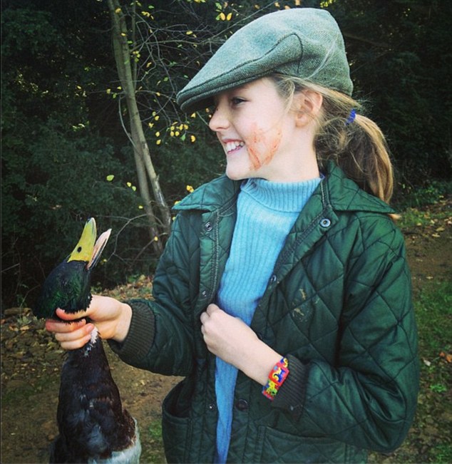 英国知名时尚记者让女儿猎杀野鸭还把照片PO上网遭民众挞伐