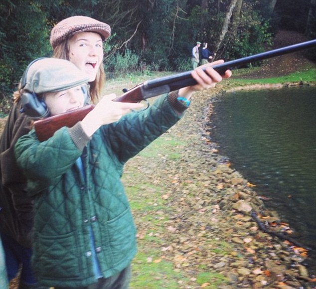 英国知名时尚记者让女儿猎杀野鸭还把照片PO上网遭民众挞伐