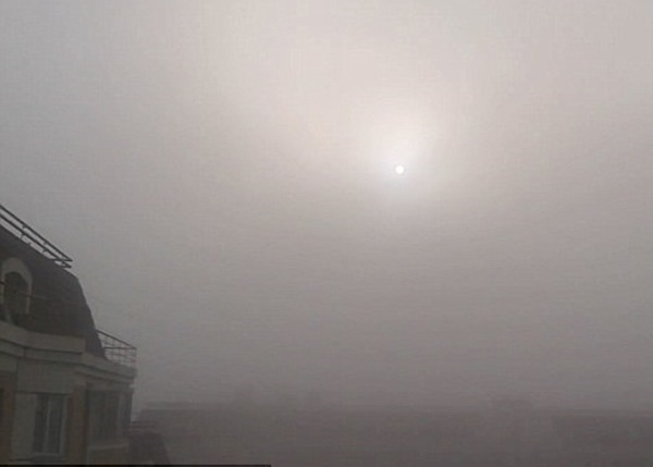 俄罗斯首都莫斯科自周一早上起,市内多处地方被不明大雾笼罩
