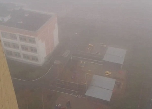 居民指浓雾降低能见度,伸手不见五指。