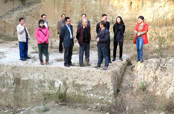 吴新智院士(前排中间)在灵井许昌人遗址,前排左为河南省文物考古研究院贾连敏院长,右为许昌人发现者李占扬研究员