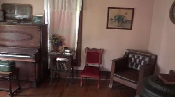 美国幽灵猎人凌晨在以“斧头谋杀”出名的凶宅内离奇用刀刺伤自己胸部