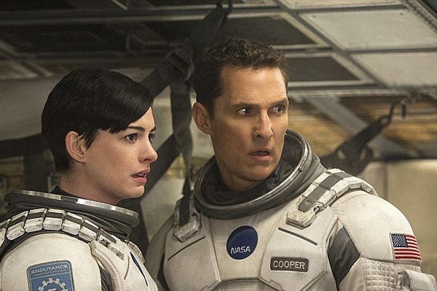 《星际》中描述了宇航员穿过虫洞的情景,但一些科学家认为虫洞是不存在的,而且黑洞中的物质都变成了粒子状态,因此宇宙飞船进入黑洞中是无法存在的,任何进入黑洞的物体都