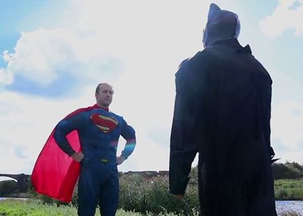由滑水高手所扮演的超人(左)及蝙蝠侠(右)。