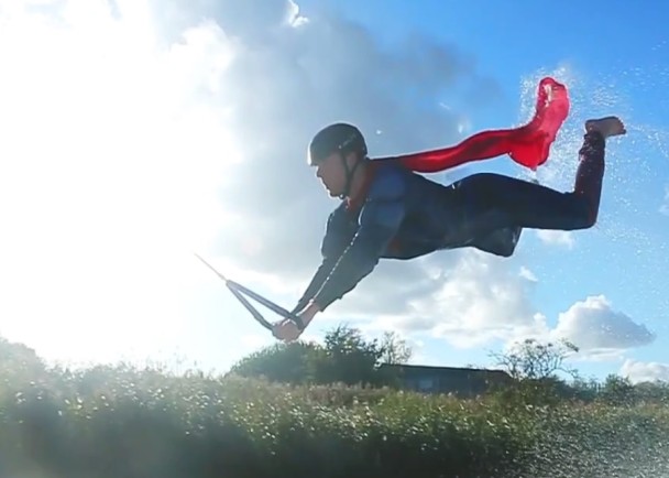 超人凌空跃起。