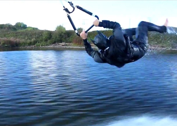 蝙蝠侠表演水上后空翻。