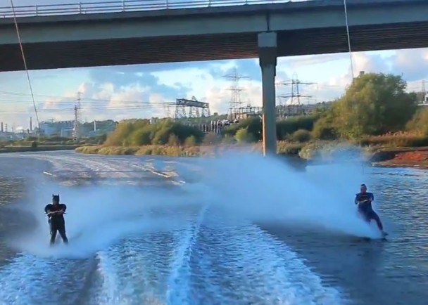 超人与蝙蝠侠一同滑水。