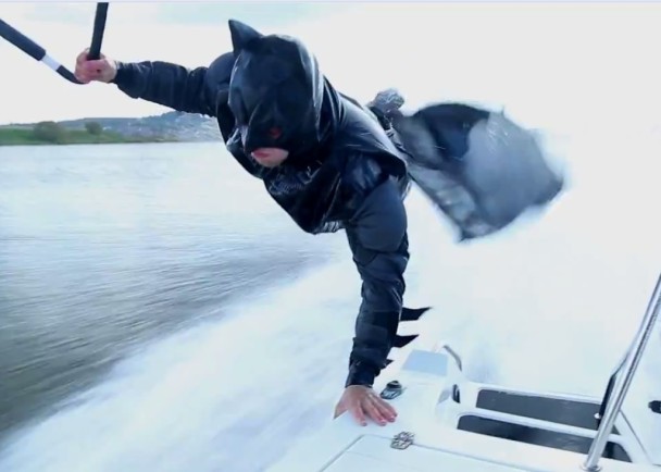 蝙蝠侠单手做出掌上压。