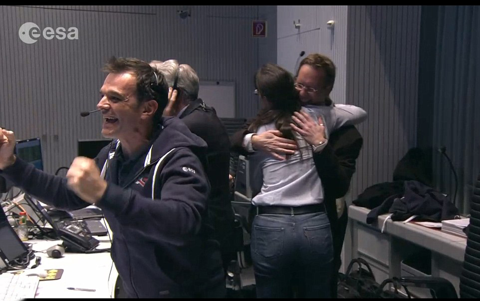 任务组工作人员庆祝“菲莱”成功着陆。