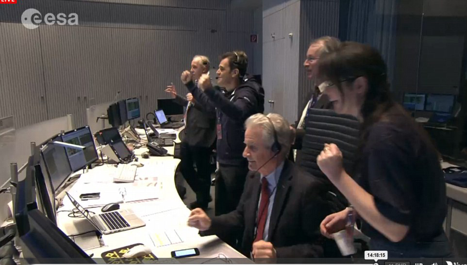 任务组工作人员庆祝“菲莱”成功着陆。