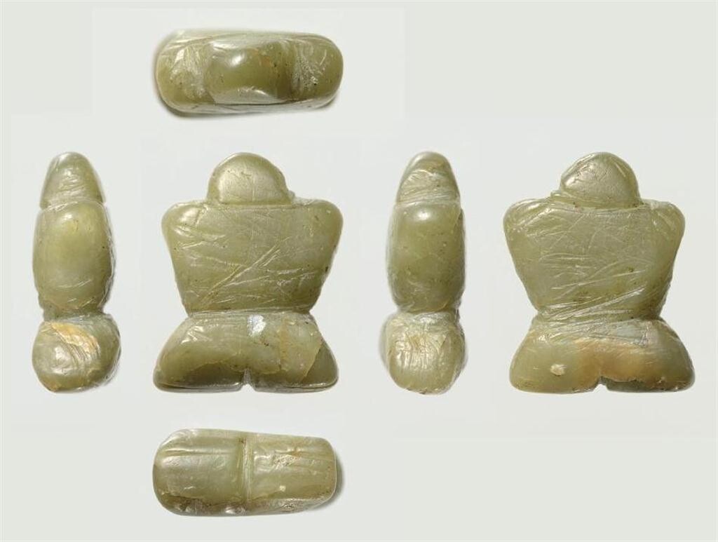 日本黑肥地的追之原遗迹中出土大约8000年前(绳文时代早期)的石制人偶