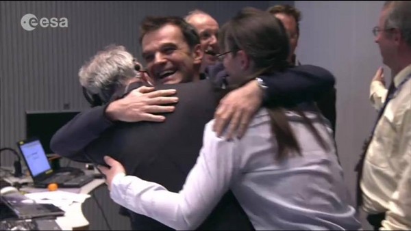 写下人类历史!「菲莱」登陆彗星,任务控制台人员开心相拥。