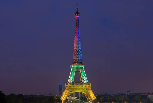 艾菲尔铁塔的灯光汇演属一种艺术品,游客必先得到创作者的允许才可拍下。