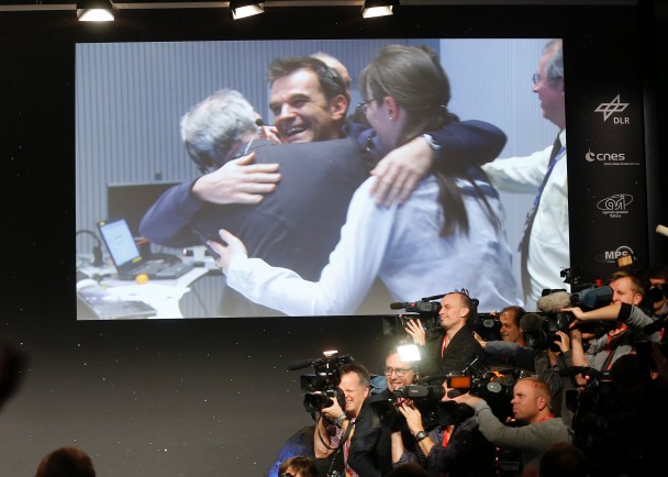 菲兰成功降落彗星后,一众ESA专家相拥祝贺。