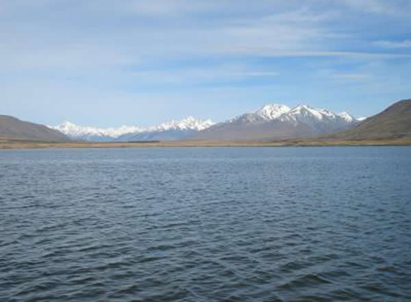 新西兰的艾玛湖,以西北方向面对南阿尔卑斯山。