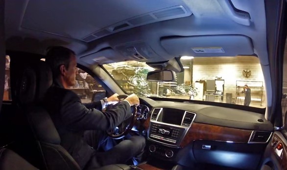 ���������������������ܲ������������ɳ���Ա������AK47��ǹ���ɨ��