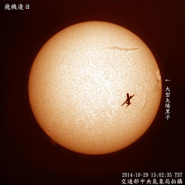 ̨������ֹ���һ�š��ɻ����ա���Ƭ