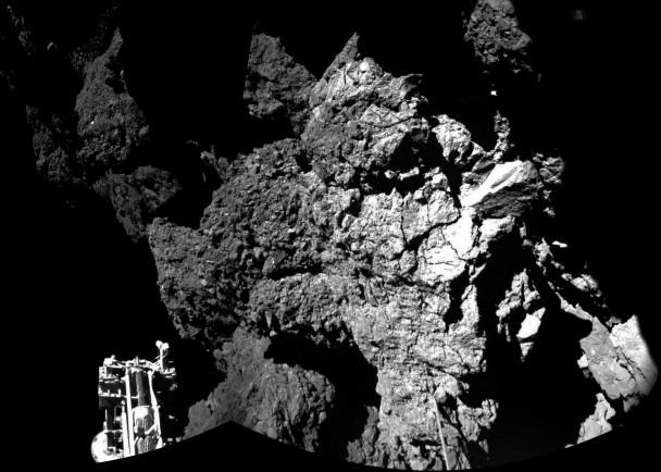 菲兰登陆彗星后,传回在地面拍摄的照片。