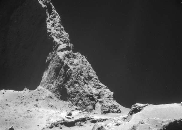 罗塞塔号上的摄录机,拍下彗星巨石嶙峋的表面。