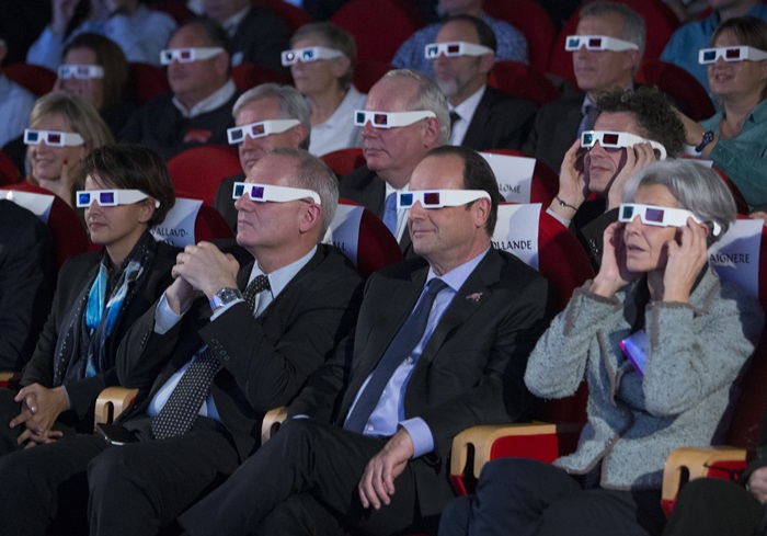 法国总统奥朗德(前中)等宾客戴上3D眼镜,在巴黎看罗塞塔号传送回来的片段。