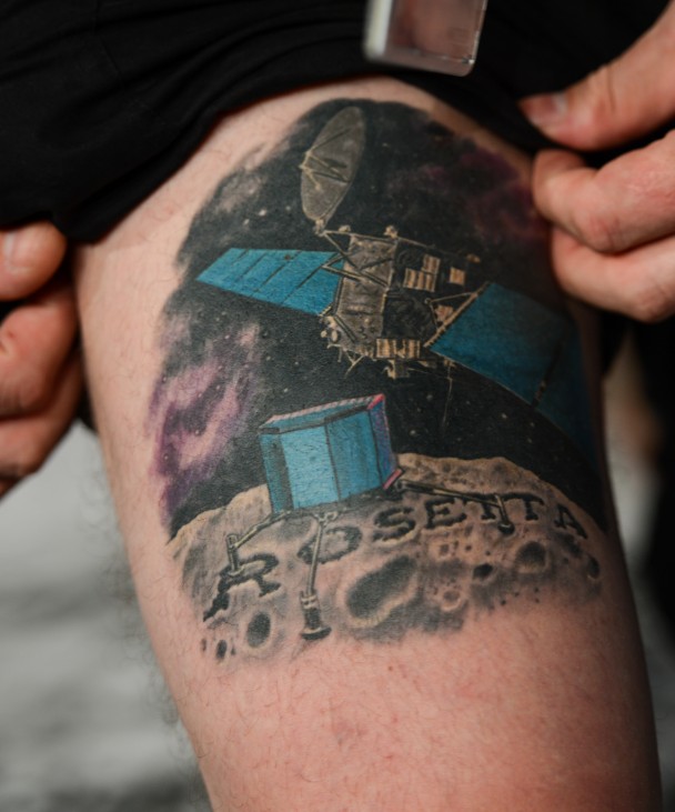 泰勒在手臂纹上彗星探测器“罗塞塔号”。