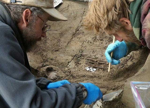 冰河时期古人类借助武器工具寄托对死者哀思